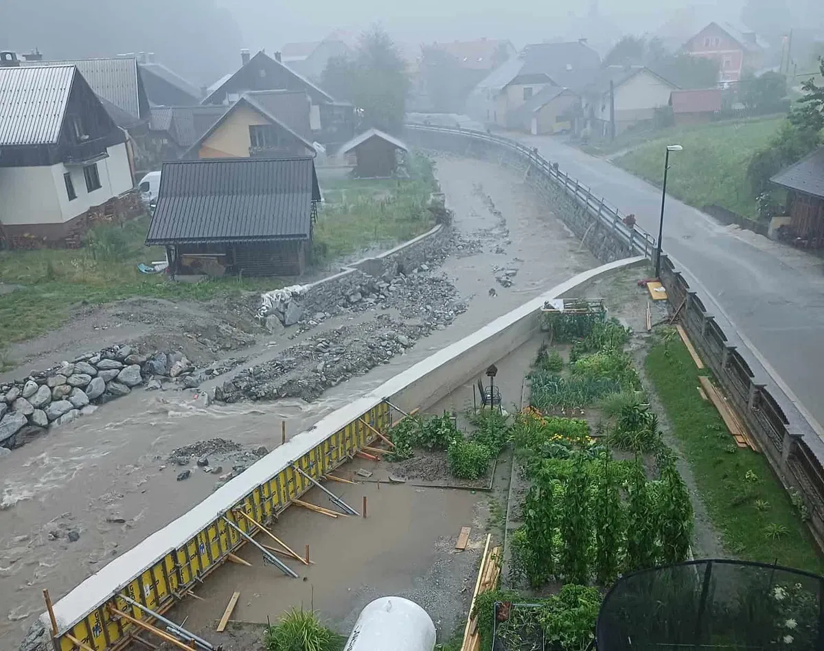 FOTO in VIDEO: V Črni na Koroškem potoki zalivajo dvorišča in kleti