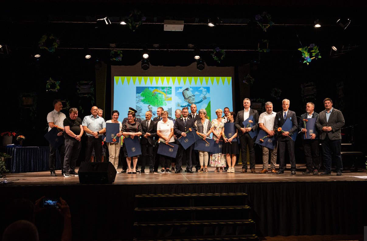 FOTO: V Občini Prevalje podelili priznanja in nagrade. Častni občan je postal Marko Pistotnik, posebna nagrada v roke županu Tasiču