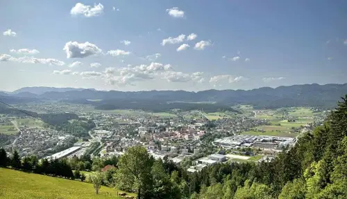 Petek prinaša sončen in vroč dan