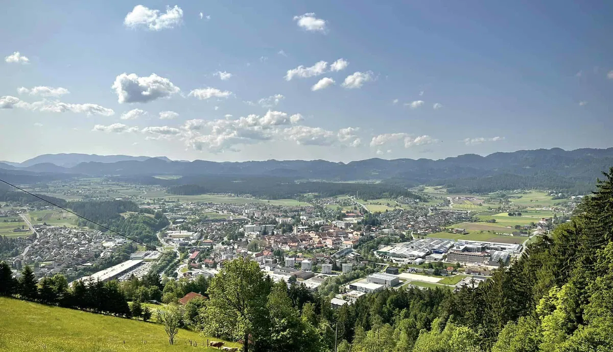 Petek prinaša sončen in vroč dan