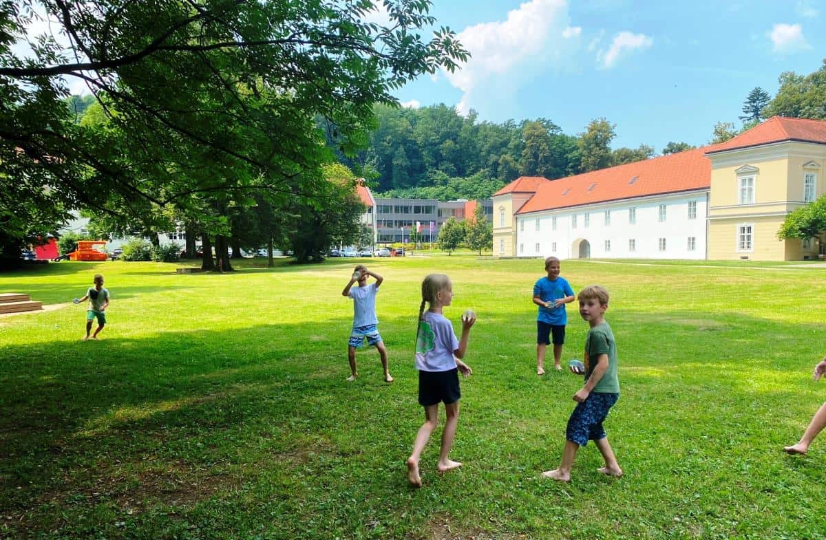 Poletni utrip drugega tedna počitnic na Ravnah na Koroškem
