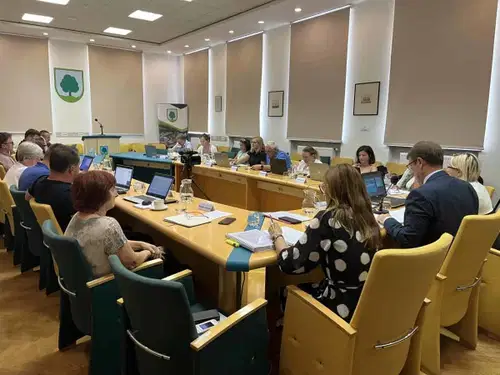 Na Ravnah na redni seji med drugim obravnavali projekte odprave posledic naravne nesreče in podali soglasje k imenovanju ravnatelja Višje šole ter Gimnazije