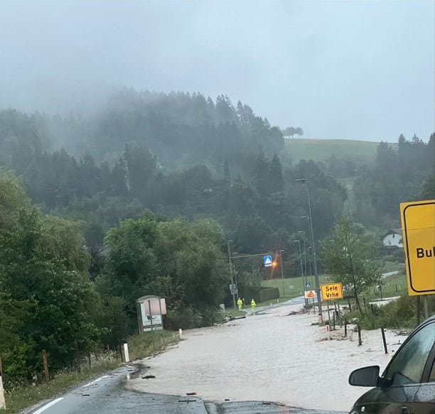 FOTO in VIDEO: Na relaciji Slovenj Gradec - Kotlje meteorna voda na Selah poplavila cestišče