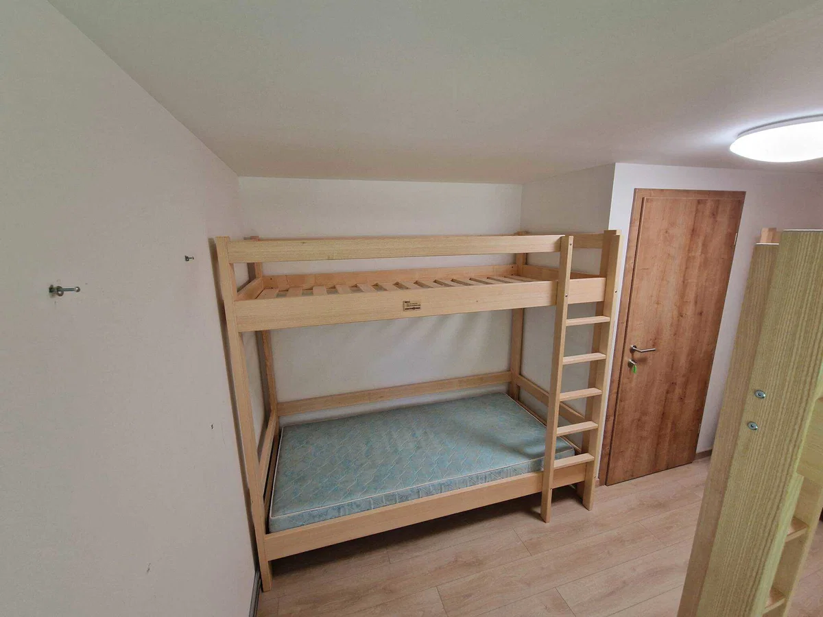 Koča pod Kremžarjevim vrhom bogatejša za dvonadstropne postelje, ki so jih izdelali slovenjgraški dijaki