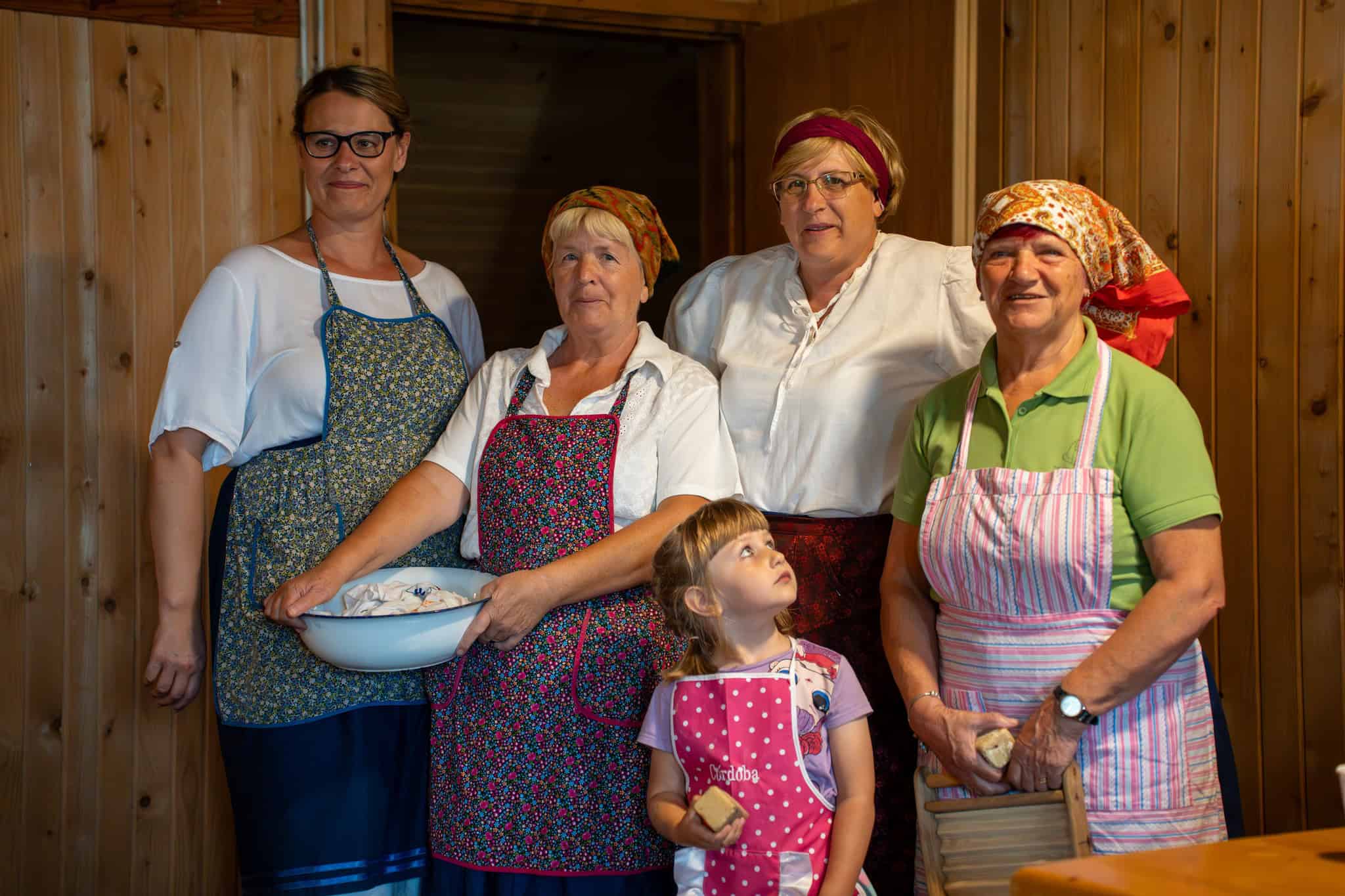 VIDEO in FOTO: Tradicionalna prireditev "Tako smo delali nekoč" v Mislinji navkljub dežju privabila množico obiskovalcev