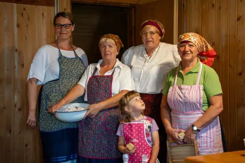 VIDEO in FOTO: Tradicionalna prireditev "Tako smo delali nekoč" v Mislinji navkljub dežju privabila množico obiskovalcev