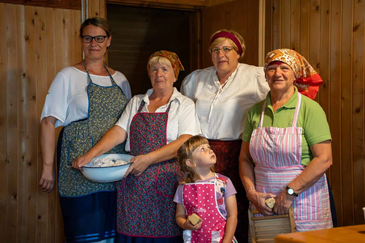 VIDEO in FOTO: Tradicionalna prireditev "Tako smo delali nekoč" v Mislinji navkljub dežju privabila množico obiskovalcev