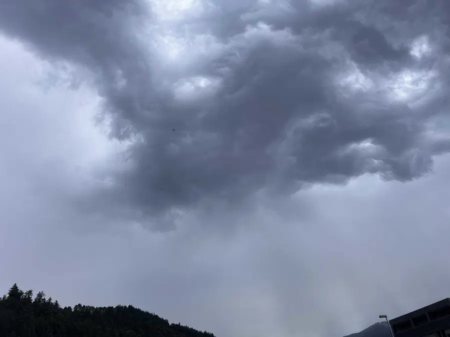 Spremenljivo oblačno z možnostjo ploh, jutri bolj sončno