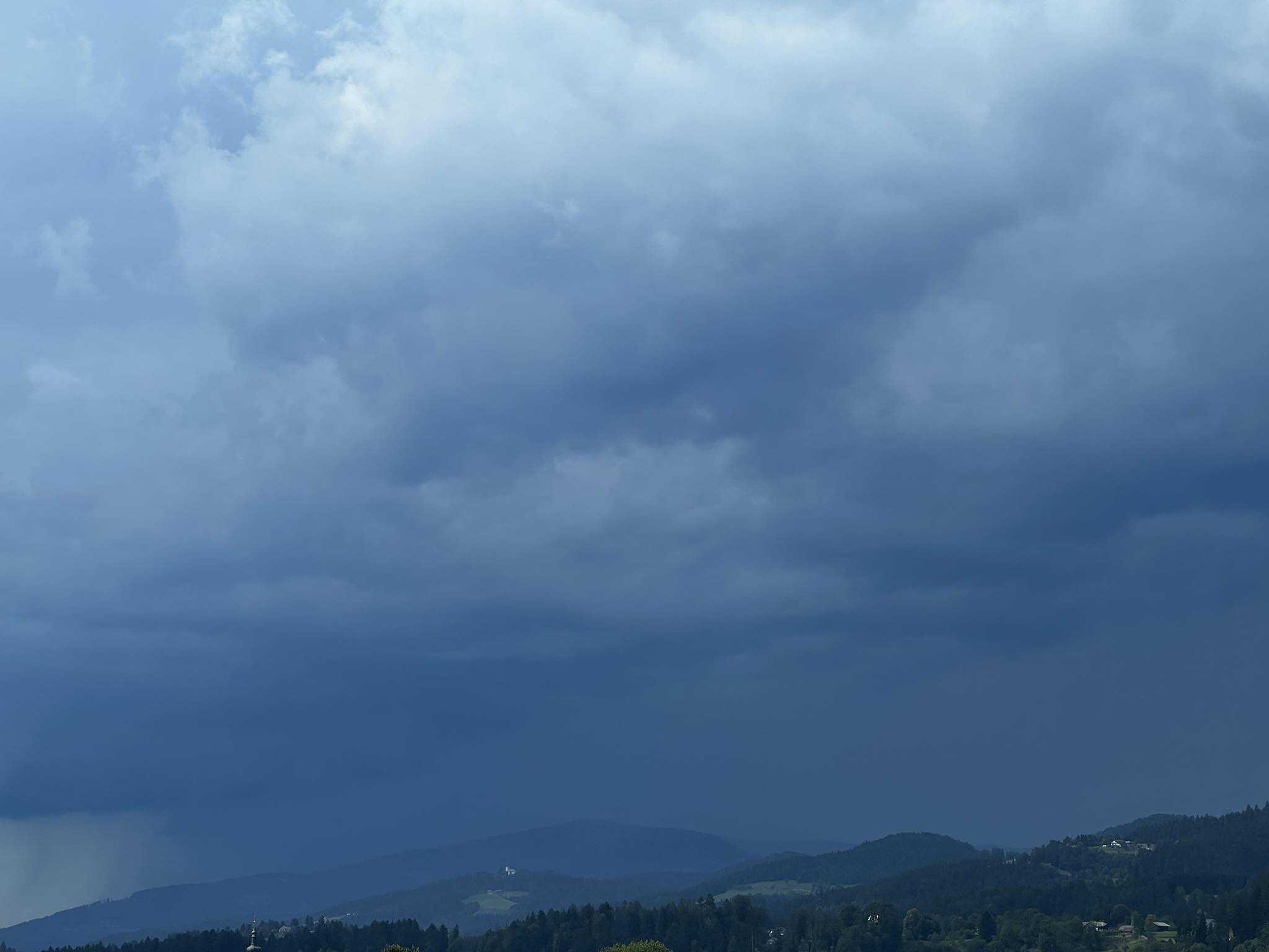 Začetek tedna oblačen s temperaturami do 29 stopinj