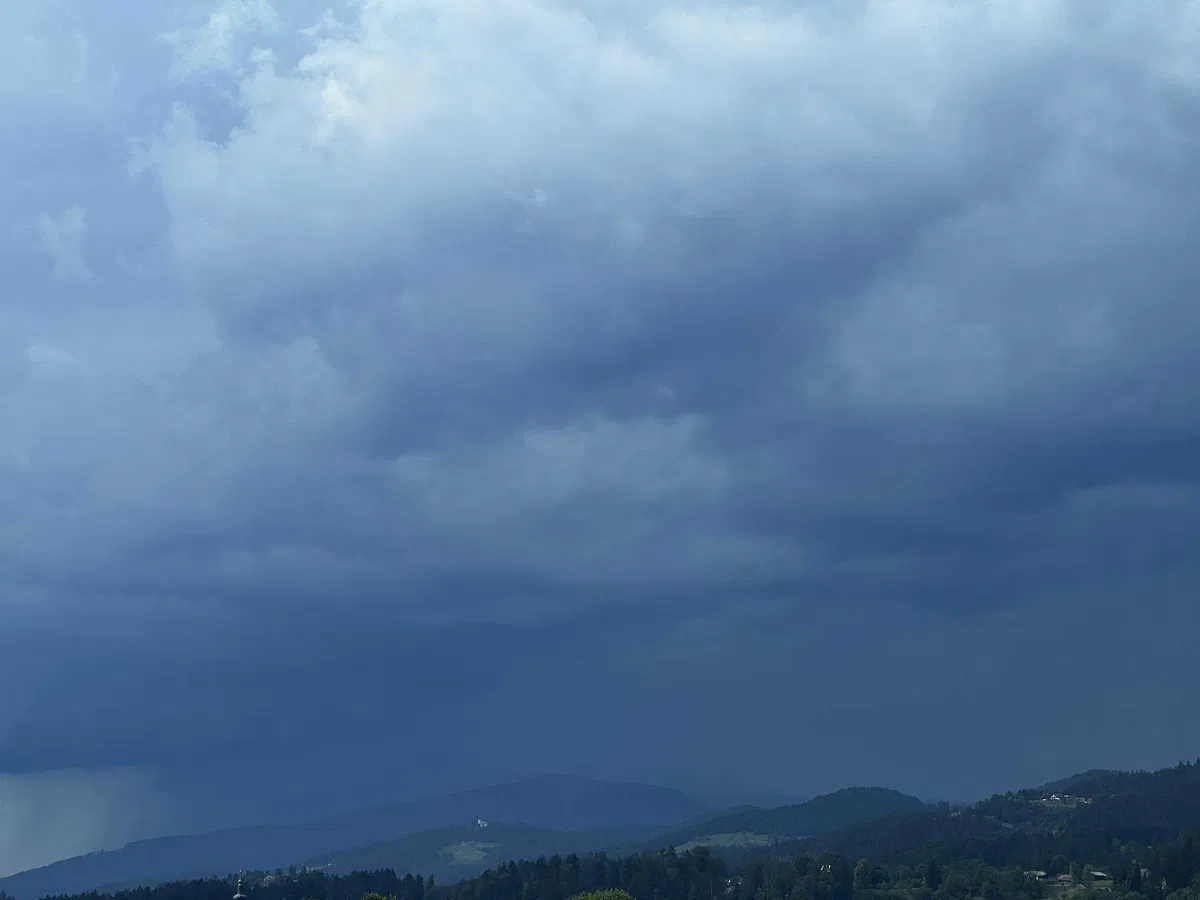 Danes bo spremenljivo oblačno, jutri obilne padavine