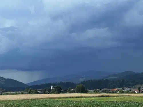 Zaradi možnosti močnejših neviht ARSO za Koroško izdal oranžno opozorilo