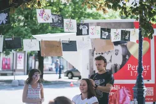 V mestnem jedru Slovenj Gradca se bo jutri pričel filmski festival Zebra