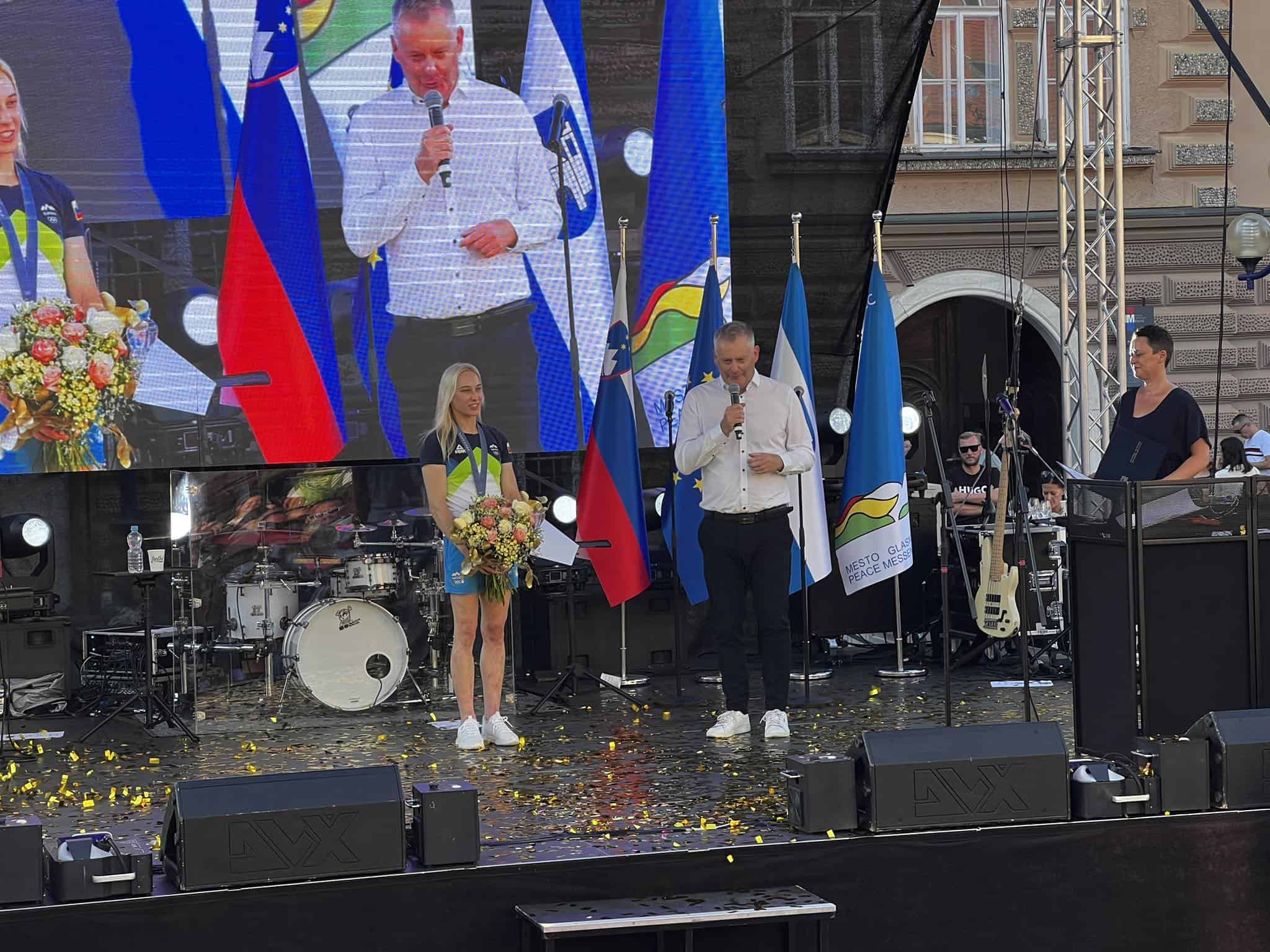 FOTO: Slovenj Gradec slavi: Množica navdušencev pričakala zlato olimpijko Janjo Garnbret