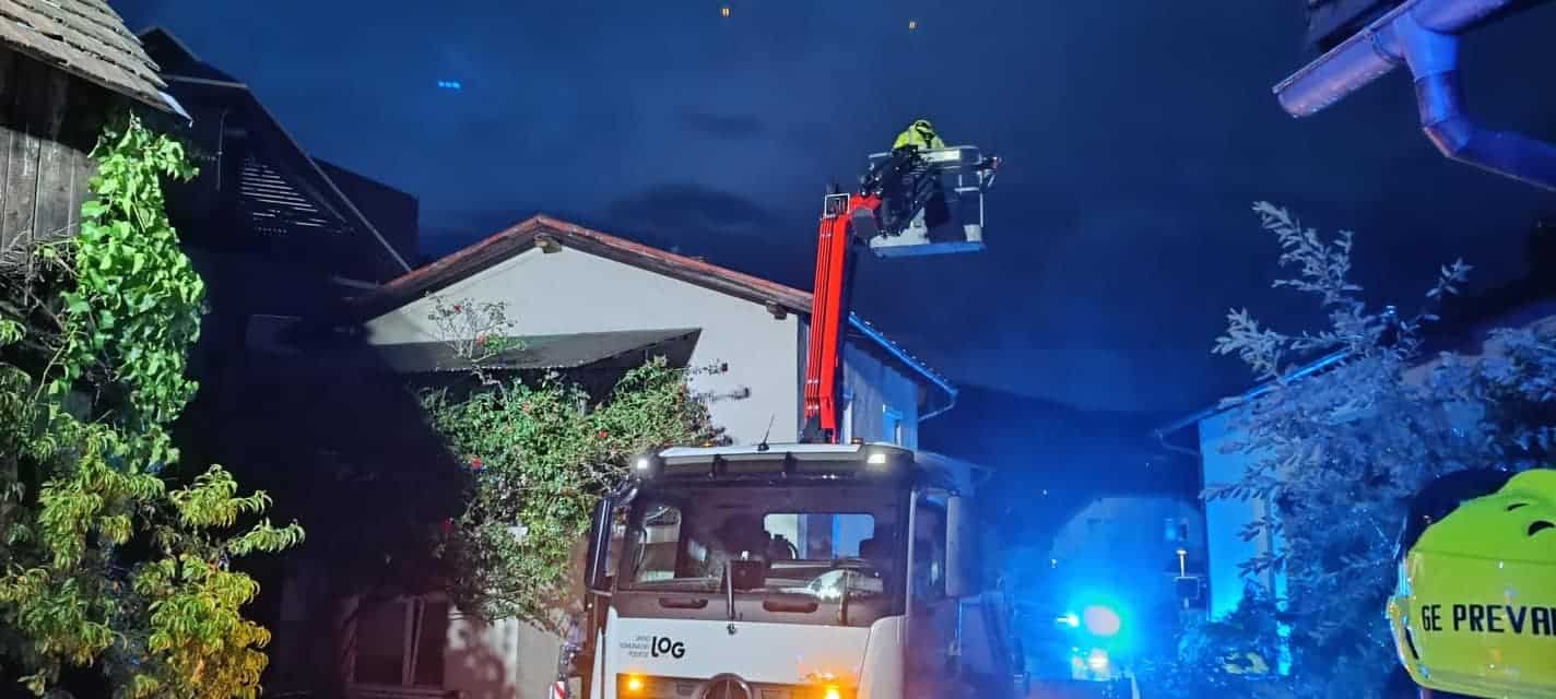 Na včerajšnji intervenciji se je huje poškodoval prevaljski gasilec