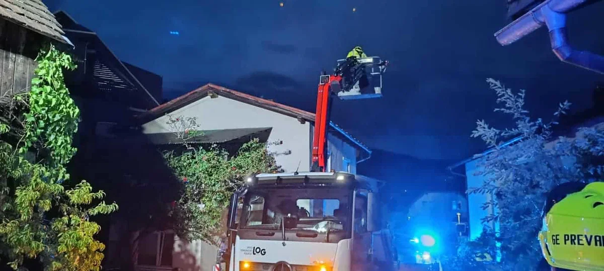 Na včerajšnji intervenciji se je huje poškodoval prevaljski gasilec
