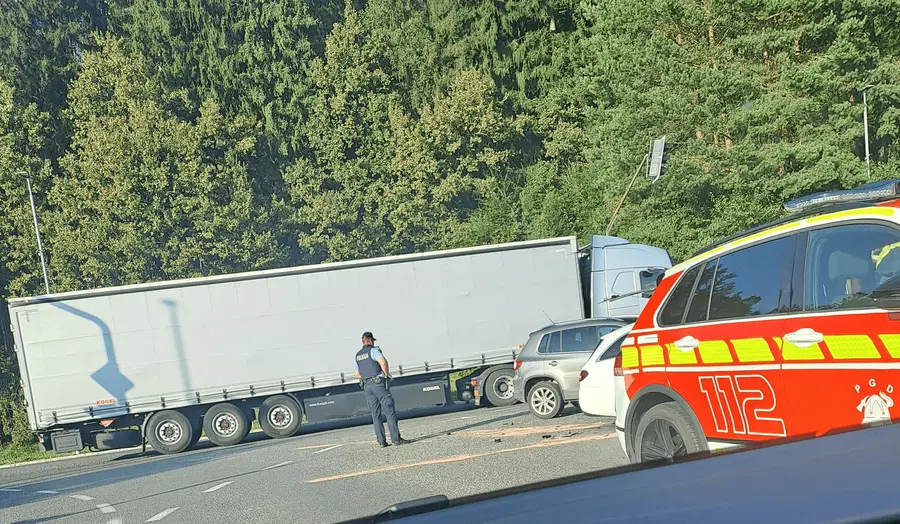 V Slovenj Gradcu trčili dve osebni vozili