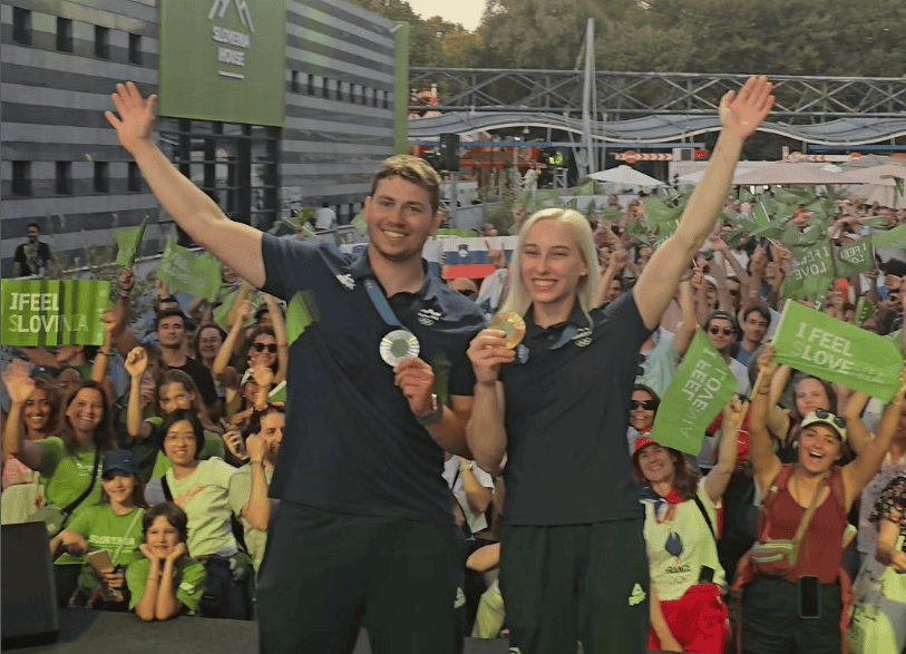 Janja Garnbret in Toni Vodišek slovenski zastavonoši na sklepni slovesnosti