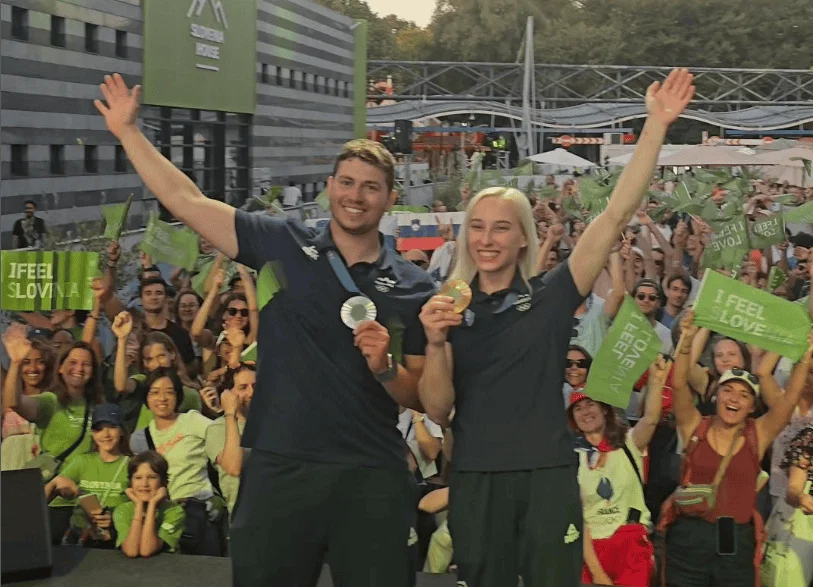 Janja Garnbret in Toni Vodišek slovenski zastavonoši na sklepni slovesnosti