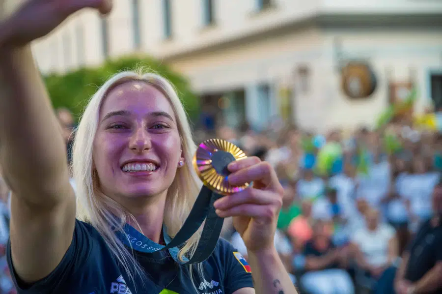 Janja Garnbret z dvema vrhovoma navijače povabila v Koper