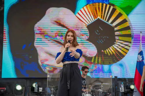 Nocoj bo koroška srca ogrela Eva Boto