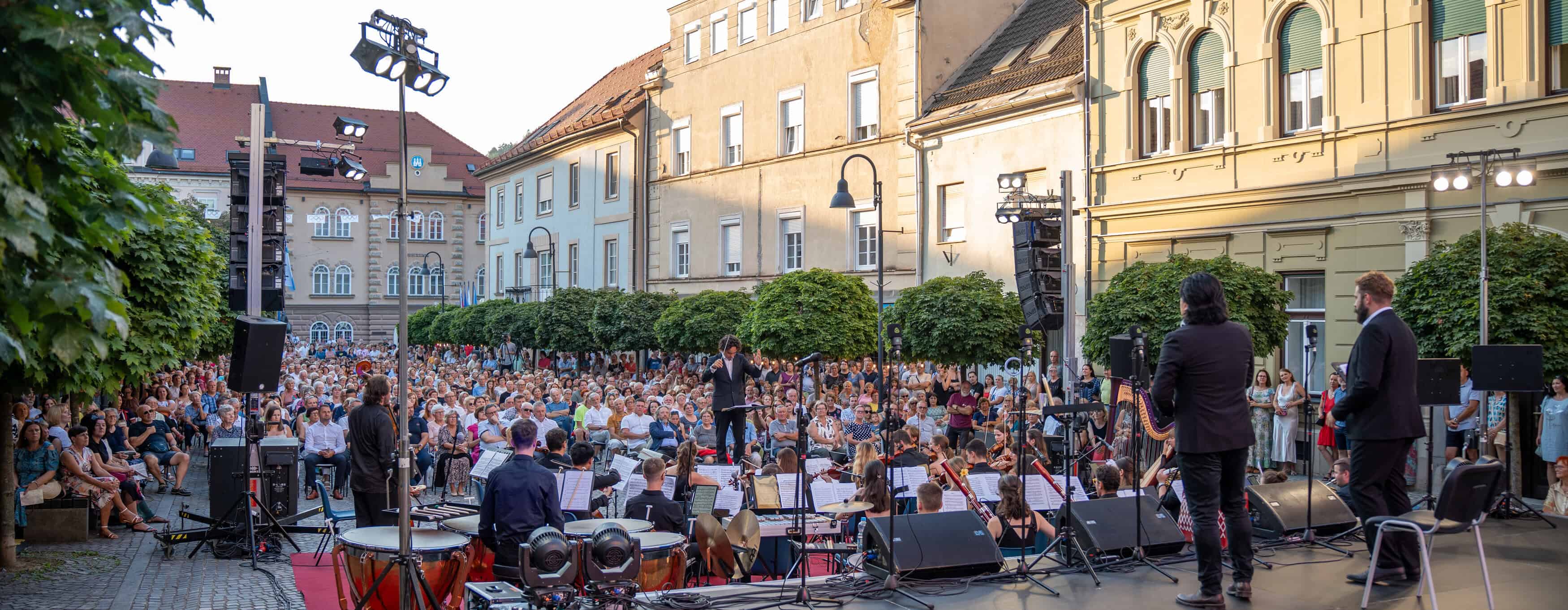 FOTO: V Slovenj Gradcu več kot tisoč ljudi uživalo v večeru opere La Bohème