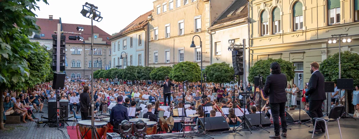 FOTO: V Slovenj Gradcu več kot tisoč ljudi uživalo v večeru opere La Bohème