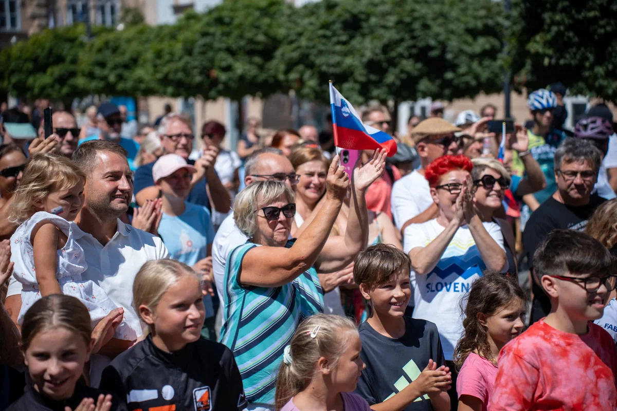 FOTO in VIDEO: Ob Janjini zmagi solze sreče sokrajanov ob navijanju v Slovenj Gradcu