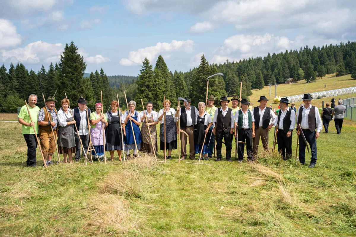 FOTO in VIDEO: Na dnevu pohorske kulinarike in starih običajev je Turistično društvo Mislinja predstavilo košnjo na star način
