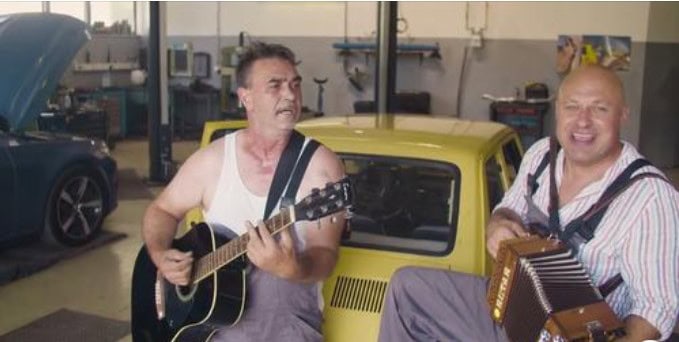 VIDEOSPOT: Koroška glasbenika Fredi in Boštjan združila moči v novi skladbi, navdih našla pri svojem avtomehaniku