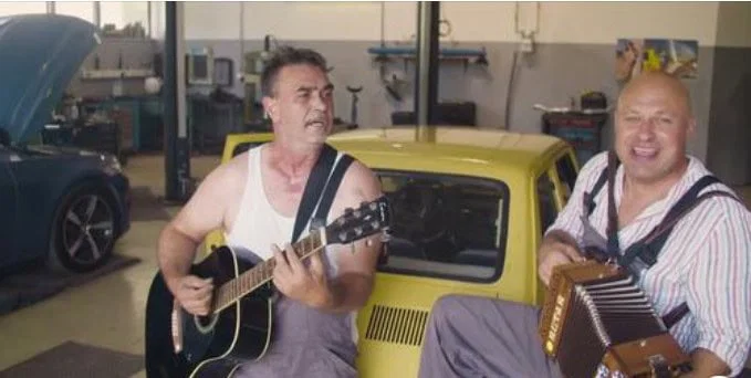 VIDEOSPOT: Koroška glasbenika Fredi in Boštjan združila moči v novi skladbi, navdih našla pri svojem avtomehaniku