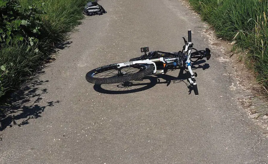 Voznik v Celju na prehodu za pešce trčil v kolesarja in pobegnil