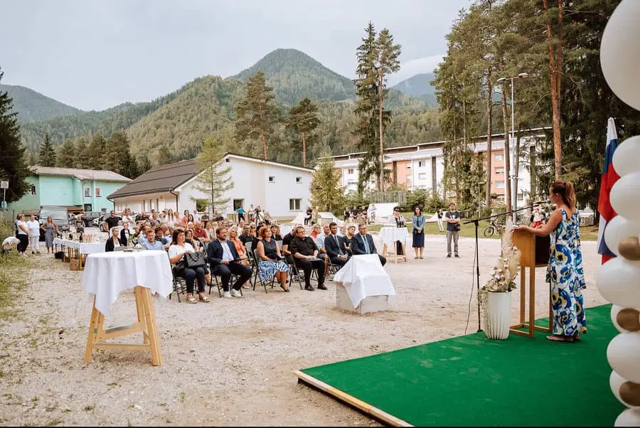 V Mežici položili temeljni kamen za bivalni enoti za starejše (FOTO)