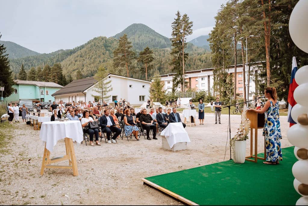 V Mežici položili temeljni kamen za bivalni enoti za starejše (FOTO)