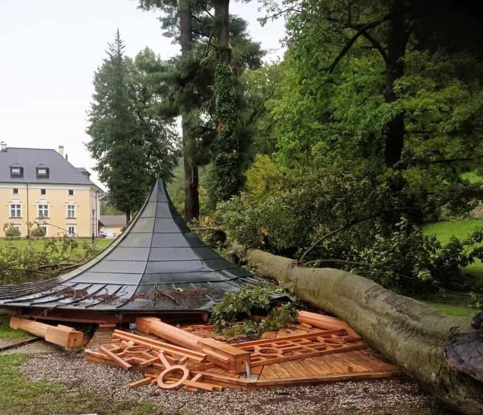 Neurje pustošilo v parku pri Dvorcu Bukovje: Mogočna bukev podrla paviljon (FOTO)