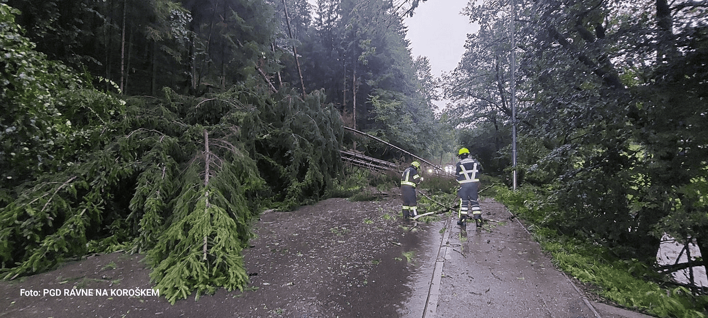 V času včerajšnjega neurja gasilci posredovali na več lokacijah