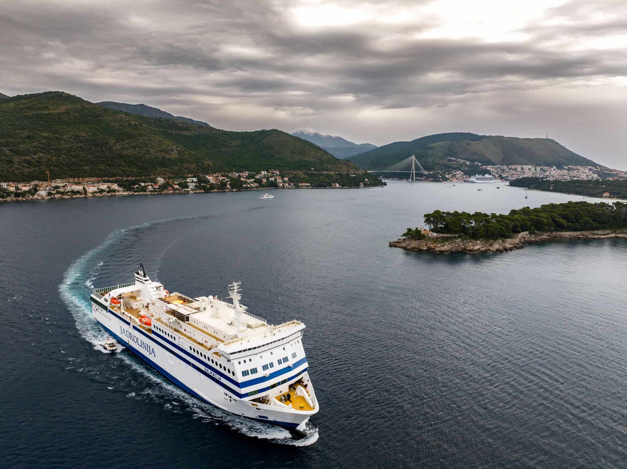 Na Hrvaškem jahta trčila v trajekt