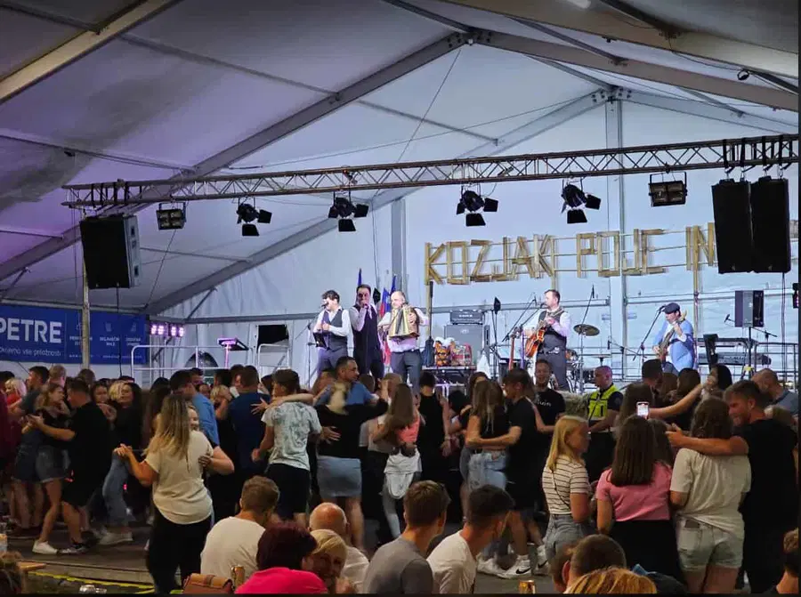 FOTO: Prireditev Kozjak poje in igra s pestrim glasbenim programom, za zabavo poskrbeli Modrijani