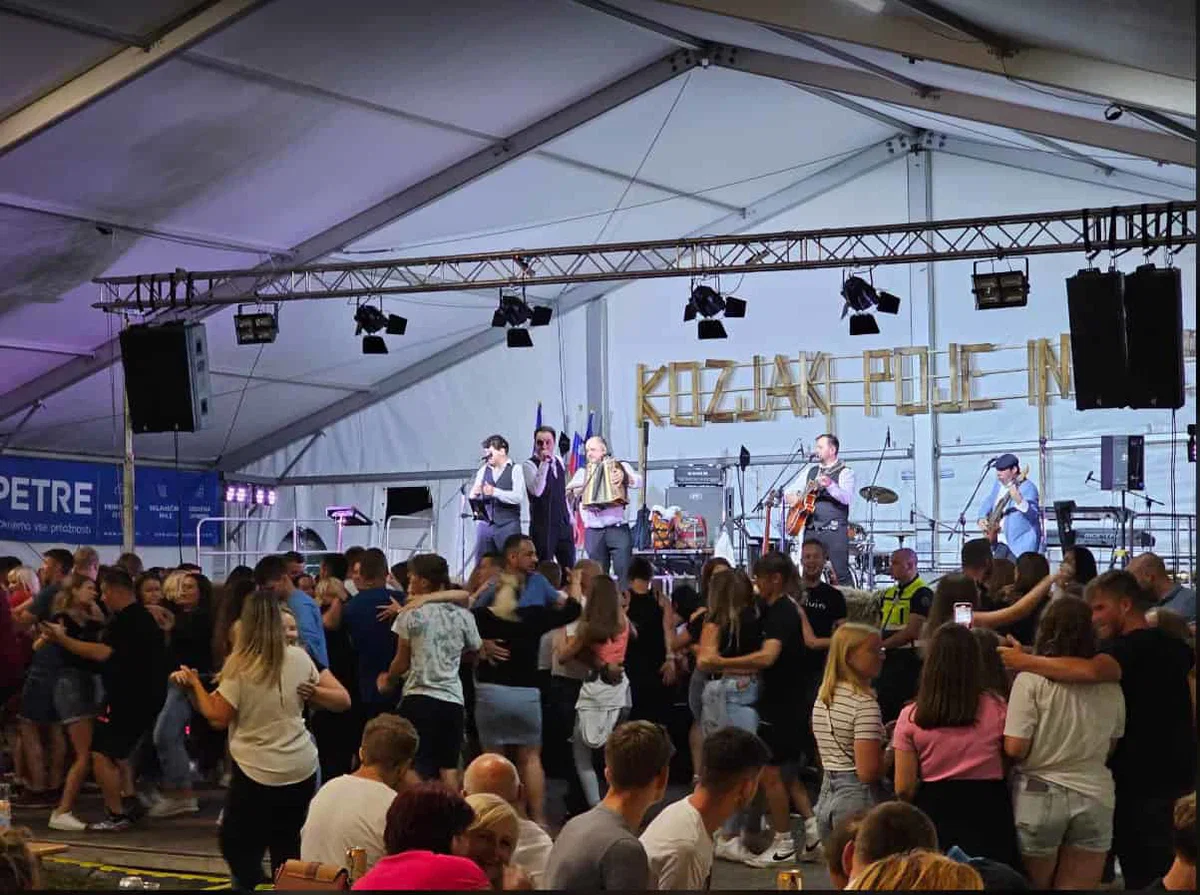 FOTO: Prireditev Kozjak poje in igra s pestrim glasbenim programom, za zabavo poskrbeli Modrijani