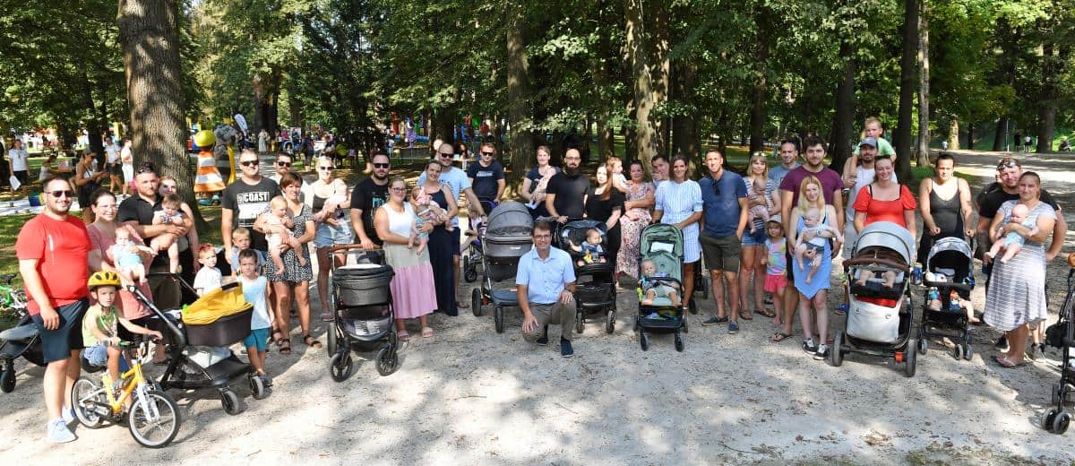 V grajskem parku na Ravnah praznovali najmlajše občanke in občani