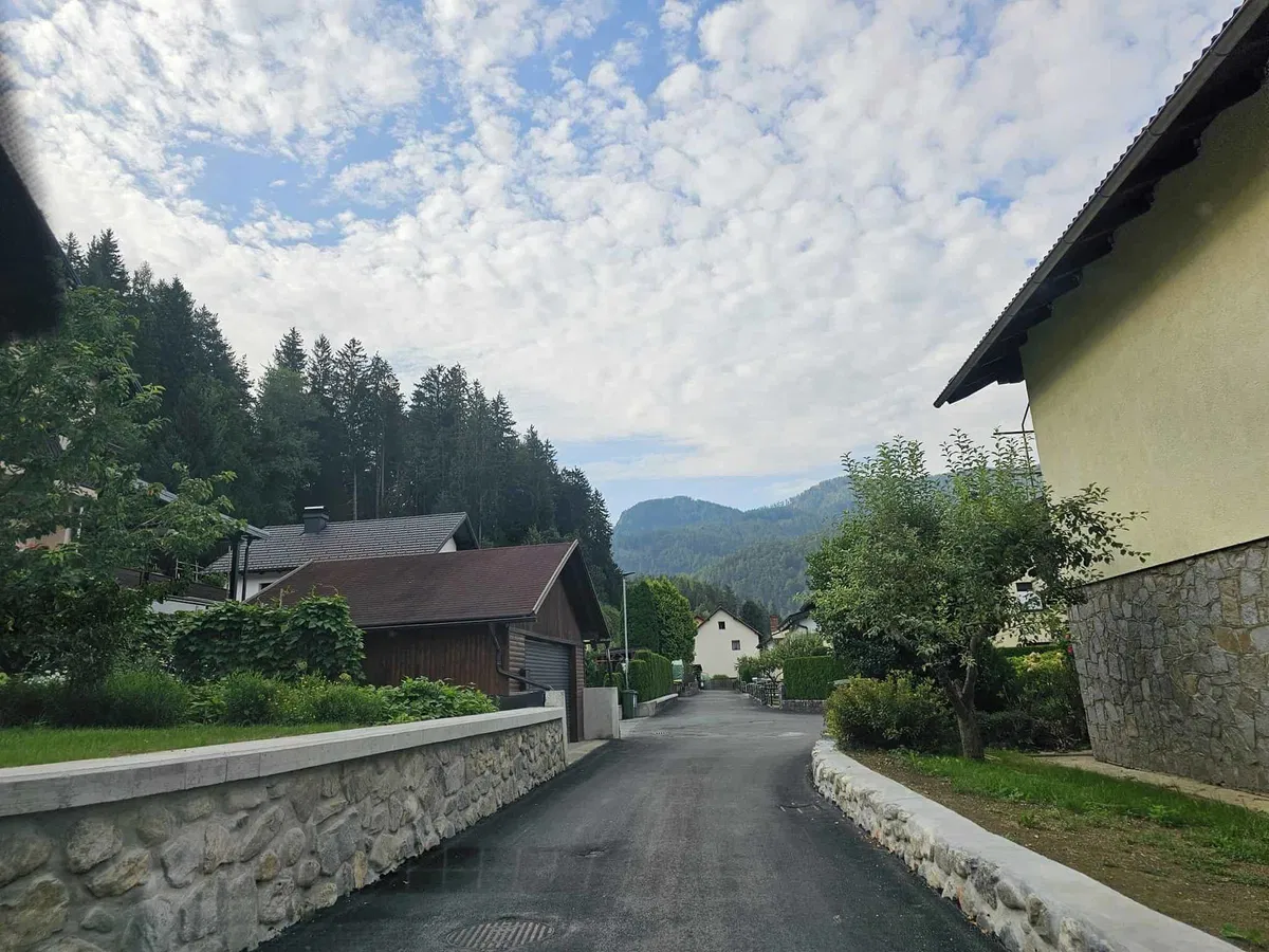 FOTO: Leto dni po uničujočih poplavah: Napredek pri sanaciji občine Mežica