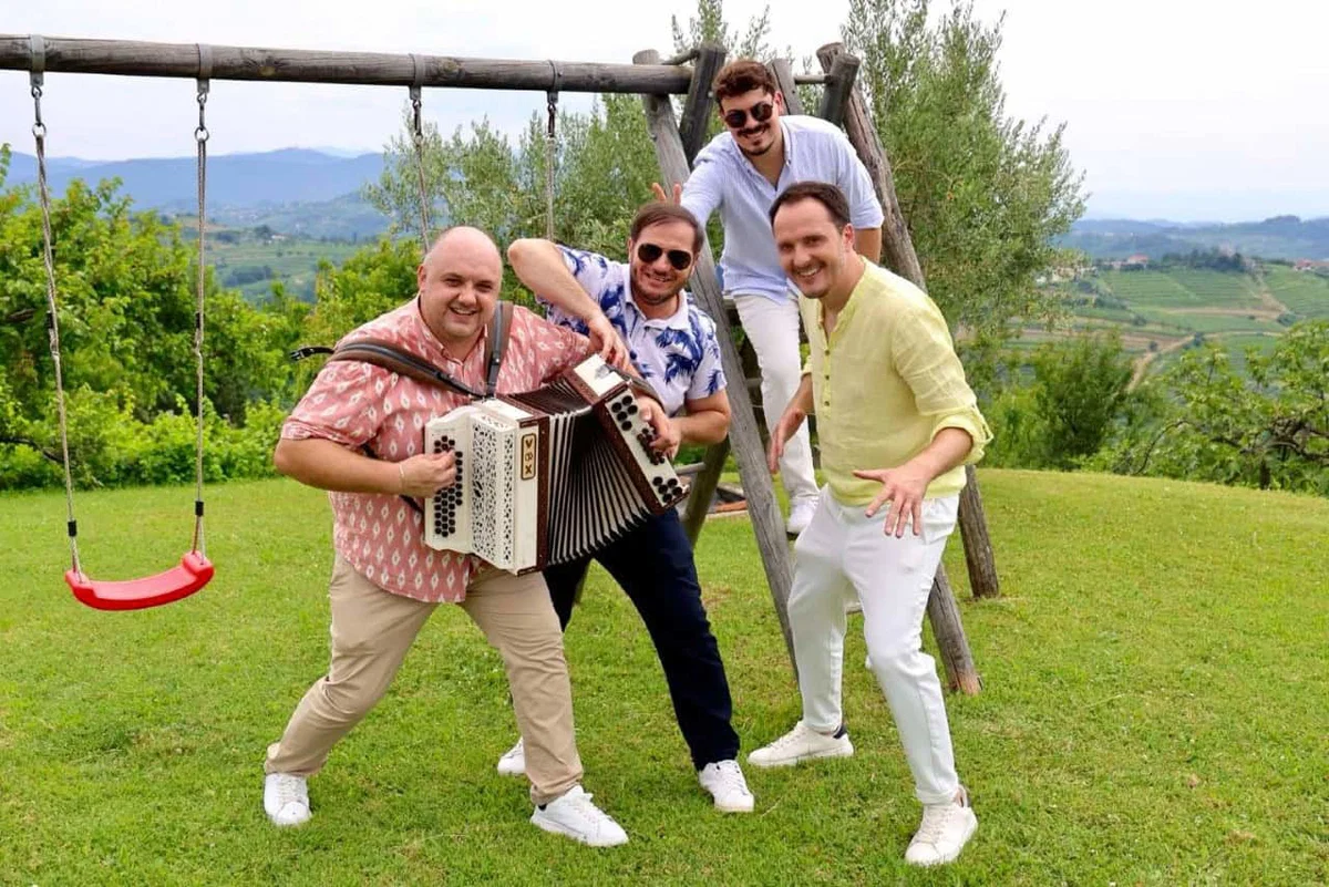 Modrijani izdali nove videospote: Najprej s podoknico, nato z zaroko in nato še s poroko