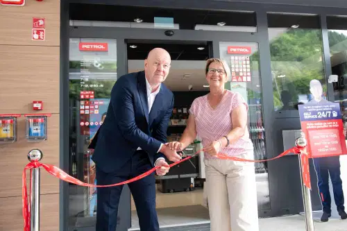 Leto dni po poplavah, Petrol slavnostno odprl tri prenovljena prodajna mesta