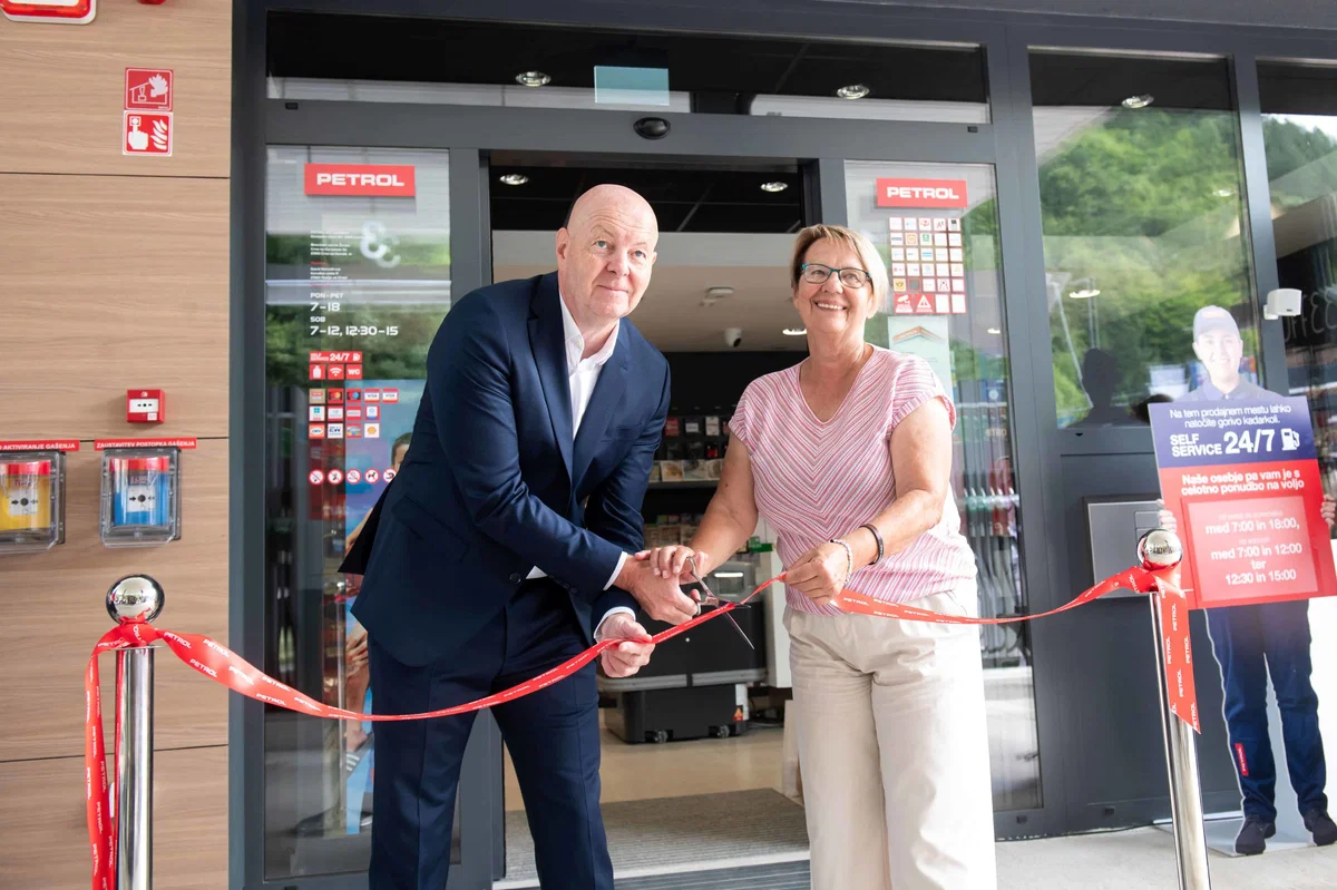 Leto dni po poplavah, Petrol slavnostno odprl tri prenovljena prodajna mesta