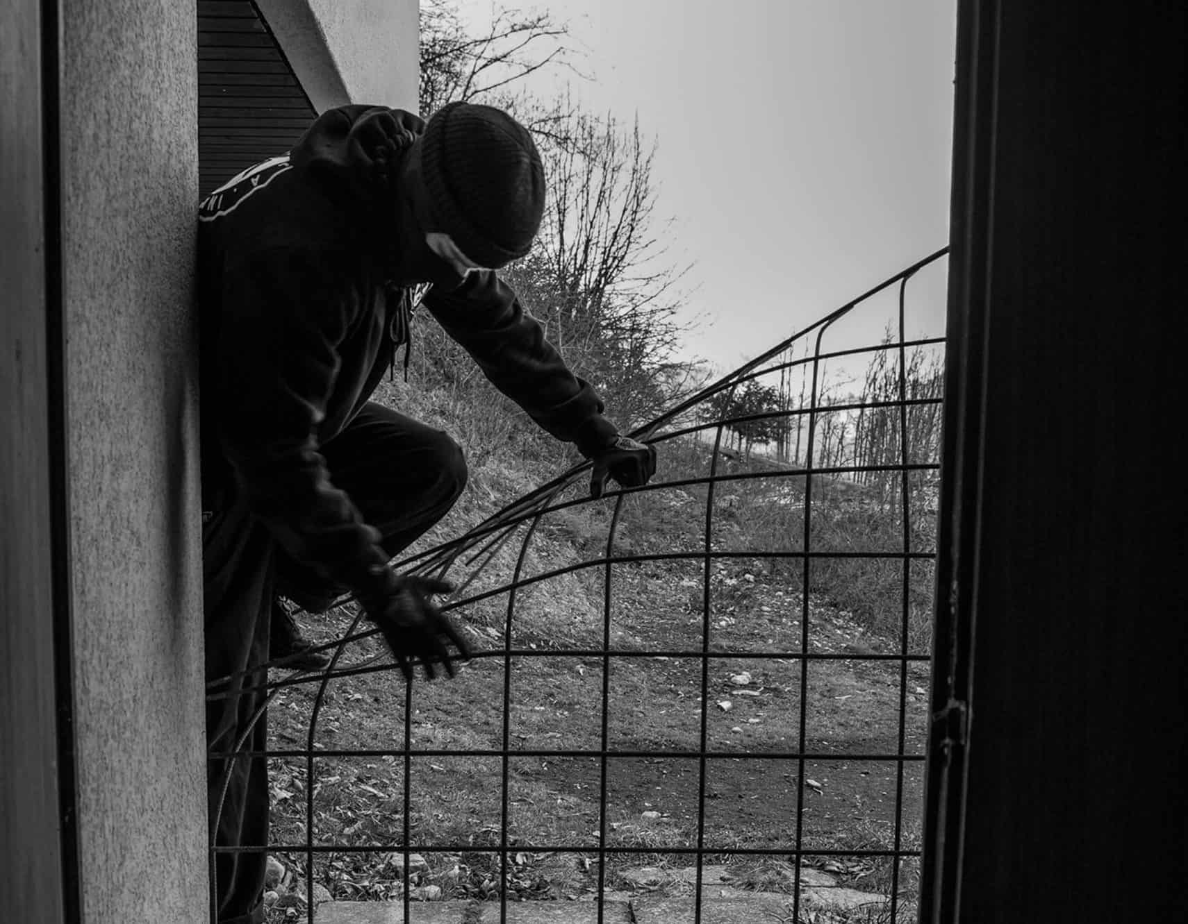 Eden je občanko zamotil, drugi vstopil v hišo in ukradel zlatnino