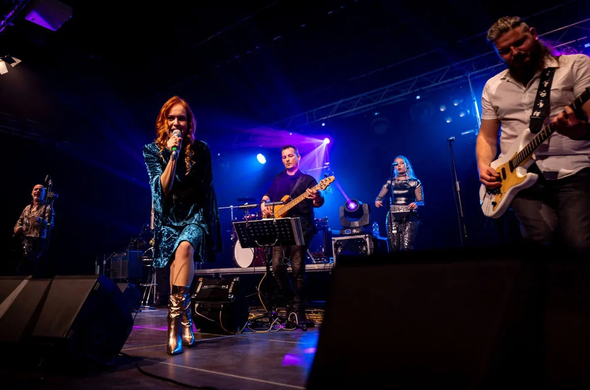 Poletje na Ravnah: Danes koncert Valerije Tominc in Tomaža Pačnika