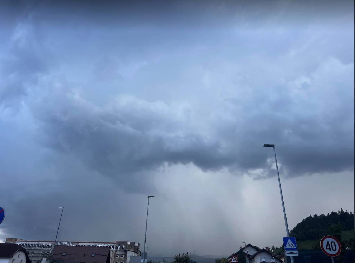 Danes deževno s temperaturami do 21 stopinj