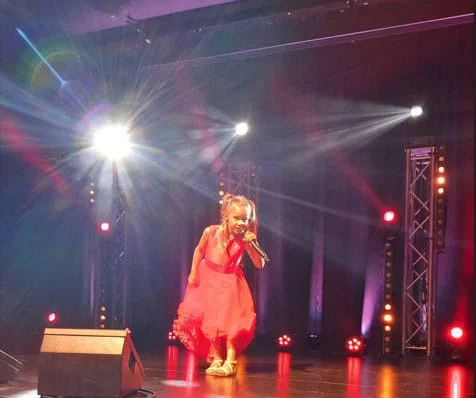6-letna Zoja se prebila v finale mednarodnega pevskega festivala v Brežicah