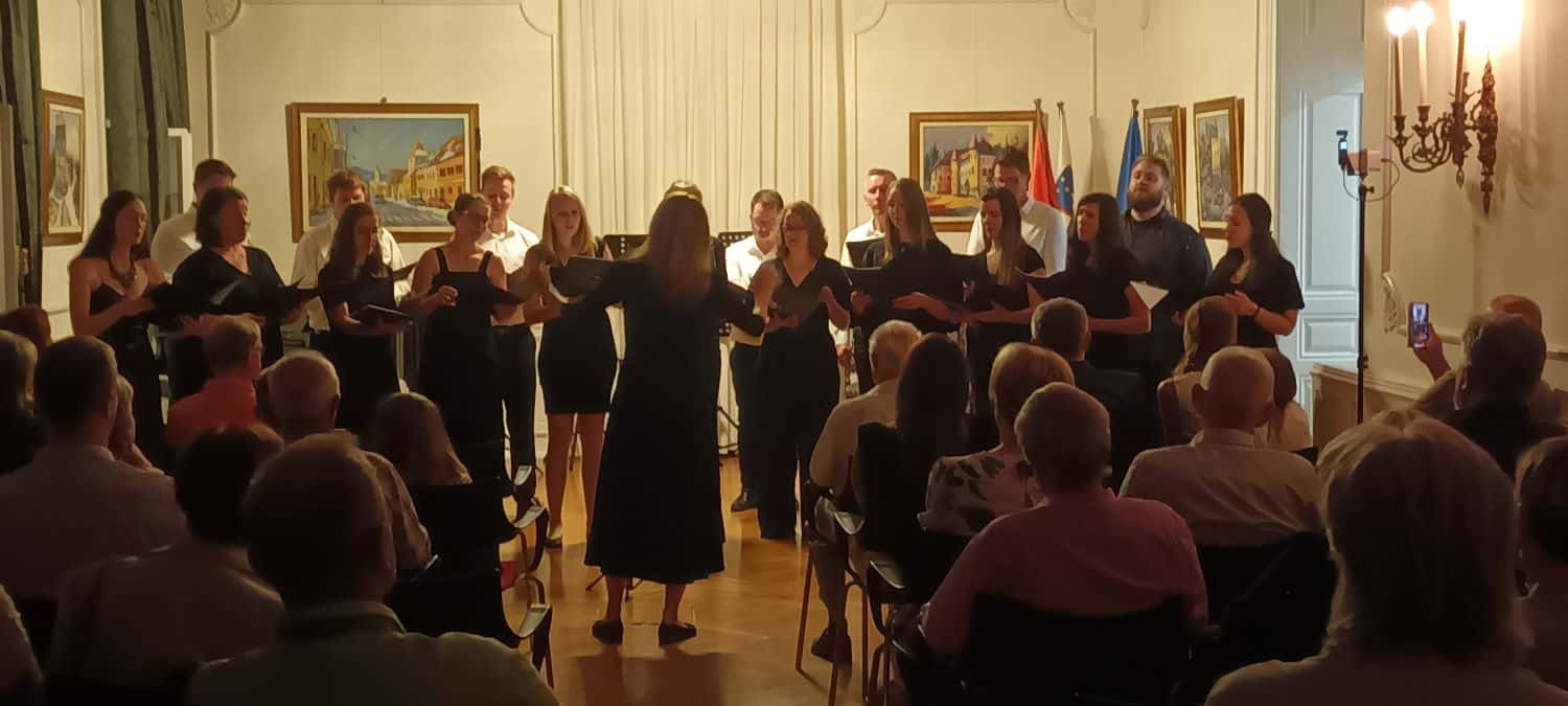 V Dvorcu Bukovje je donela ljudska pesem v čast Jožetu Leskovarju (FOTO)