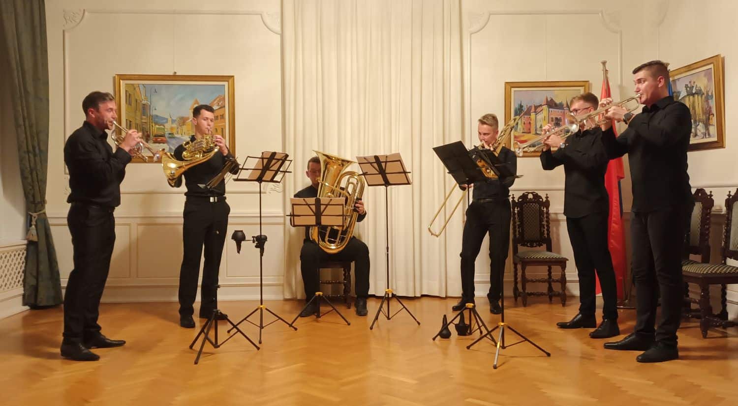 Jesenske serenade: Glasbena poslastica z zasedbo Fivabrass in poezijo Daneta Zajca