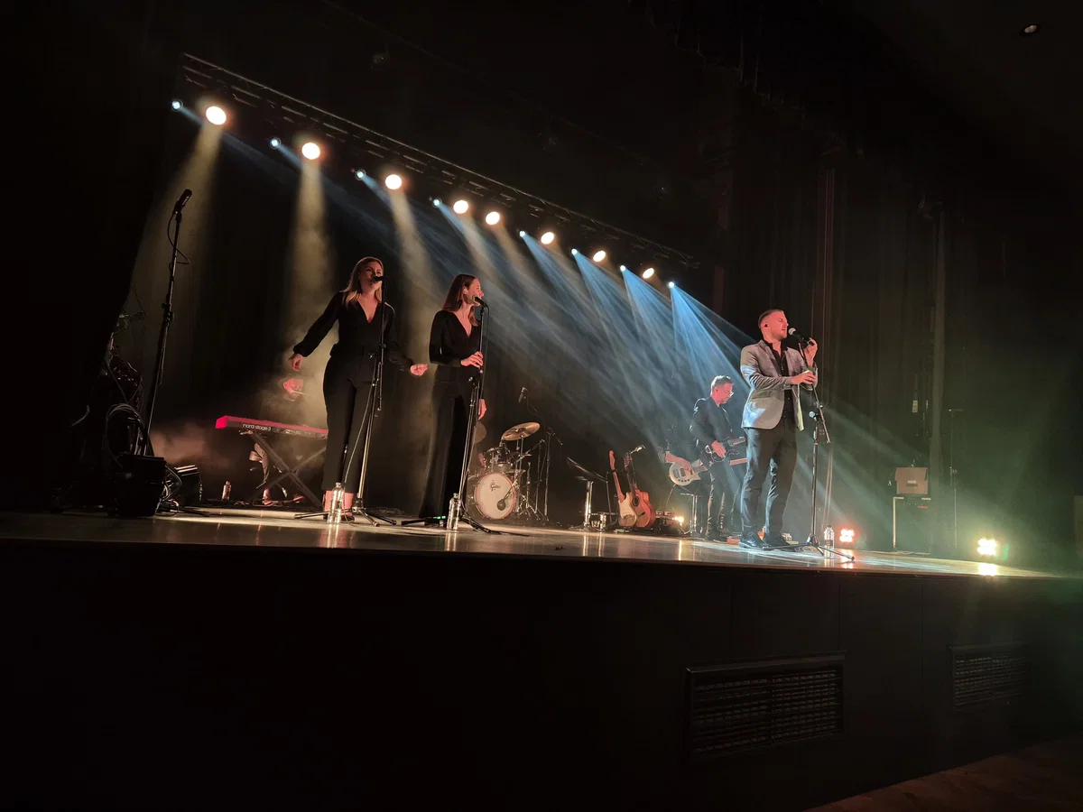 Stoječe ovacije za odličnega vokalista Gregorja Ravnika v Črni na Koroškem